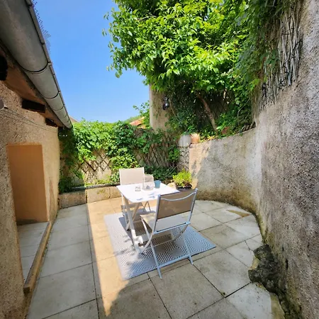 Appartement Petite Maison Atypique à 20min Du Futuroscope, Avec Terrasse